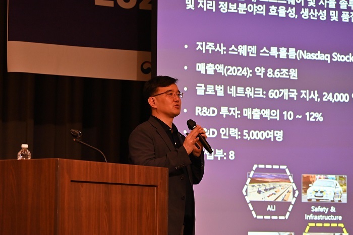 홍석관 헥사곤 매뉴팩처링 인텔리전스의 메트롤로지 사업부 사장이 ‘효율적 기자재 제품 설계를 위한 기술 소개’를 주제로 발표를 진행하고 있다.
