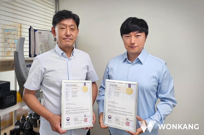 강태영 원강 대표(오른쪽)가 허엽 R&D 연구소장과 특허와 함께 기념촬영하고 있다. (제공: 원강)