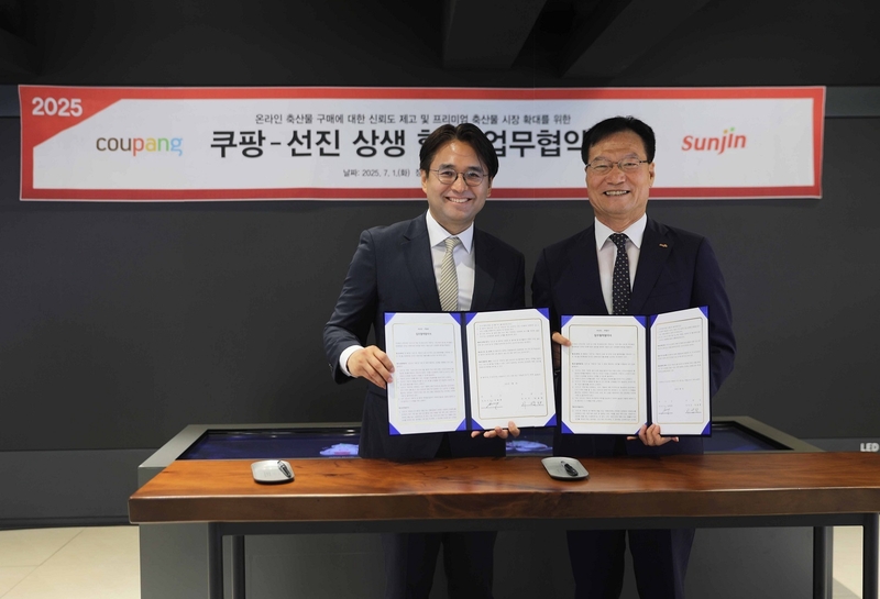 (왼쪽부터)로켓프레시 이성한 본부장, 선진 이범권 총괄사장이 협약식 후 기념 촬영을 하고 있다. / 출처 - 쿠팡 
