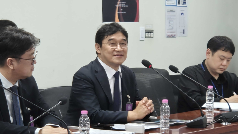 유 위원장(가운데)은 피지컬 AI 기반 산업 혁신을 약속했다. (출처 : 마음AI)
