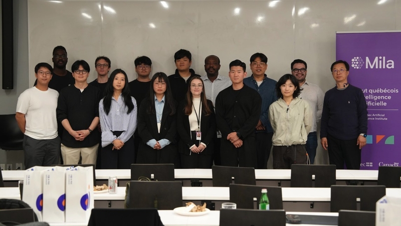 밀라 AI 연구소에 파견된 기업들이 기념촬영을 하고 있다. (출처 : 서울 AI 허브)