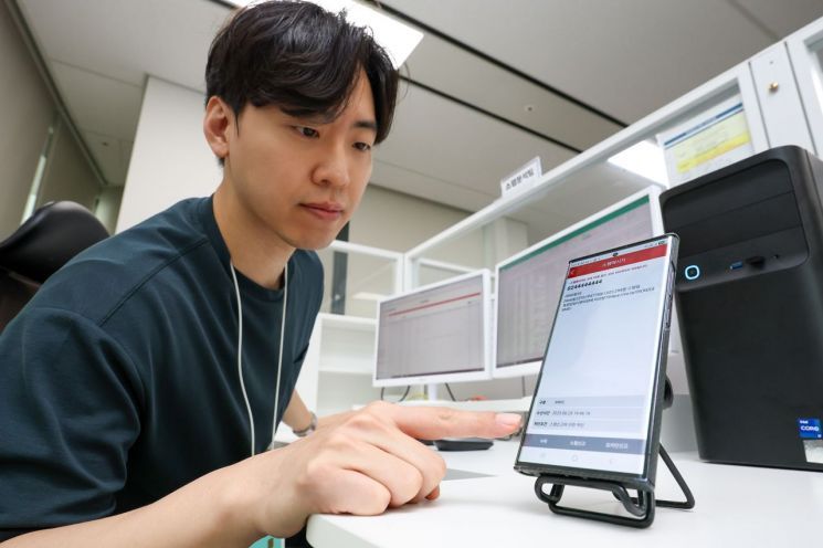 KT 고객센터 스팸분석팀 직원이 AI 기반 실시간 스팸 차단 키워드 등록 시스템을 운용하고 있다. (출처 : KT)