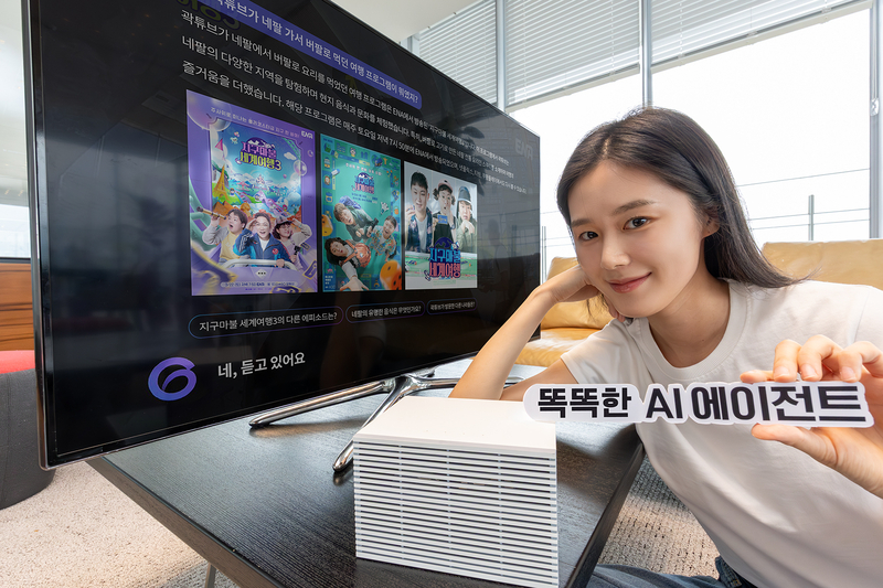 모델이 ‘똑똑한 AI 에이전트’ 지니 TV AI 에이전트의 대화 응답 기능을 소개하고 있다. (출처 : KT)