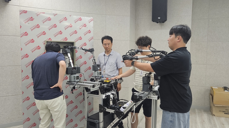 ETRI 연구진이 AI 로봇을 활용한 전력설비 점검 기술을 시연하는 모습 (출처 : ETRI)