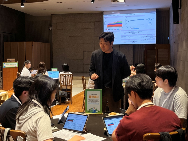 i-ESG 김종웅 대표가 기후변화 시뮬레이션 대회를 진행하고 있다. (출처 : i-ESG)
