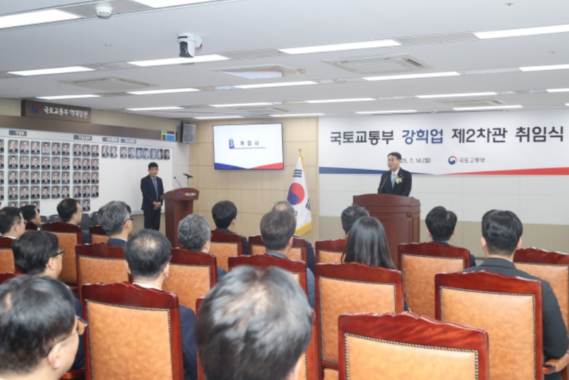 출처 : 국토부 / 출처 : 국토부 / 강희업 2차관이 7월 17일(목) 오산의 옹벽 붕괴 사고 현장과 경부 일반선 침수 현장을 잇따라 점검했다. (7월14일 취임식 장면)