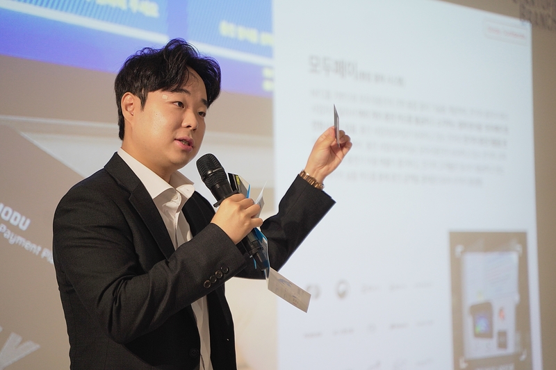 윤예찬 스칼라데이터 대표가 전기자동차(EV) 충전 비용 결제 카드 '모두페이'를 소개하고 있다. (출처 : 헬로티 최재규 기자)