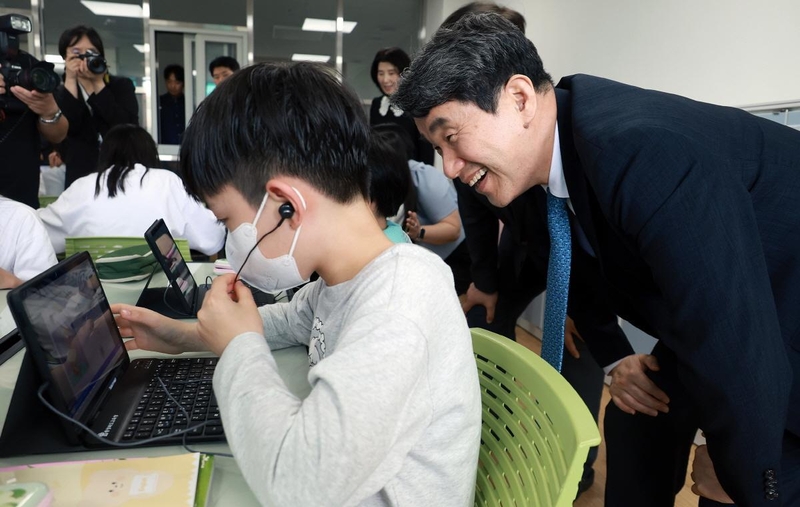 지난 4월, 이주호 교육부장관이 디지털교과서 활용 현장을 방문했다. / 출처 - 교육부 