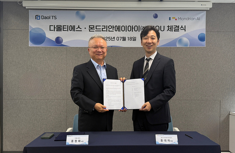 다올티에스 홍정화 대표와 몬드리안에이아이 홍대의 대표가 MOU 체결 후 기념촬영을 하고 있다. (출처 : 다올티에스)