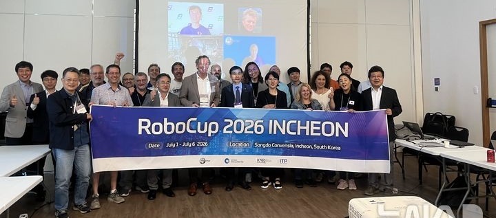 내년 7월 로보컵(RoboCup 2026)을 공식 주최하는 인천시 관계자가 올해 대회가 열린 브라질로 날아가 대회기를 수령했다. (출처 : 인천시) 
