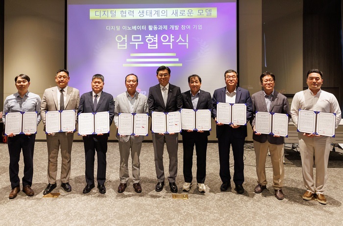 벨로넥스 김재홍 대표(왼쪽에서 두 번째)와 관계자들이 협약 체결 후 기념 촬영을 하고 있다. (제공: 벨로넥스)