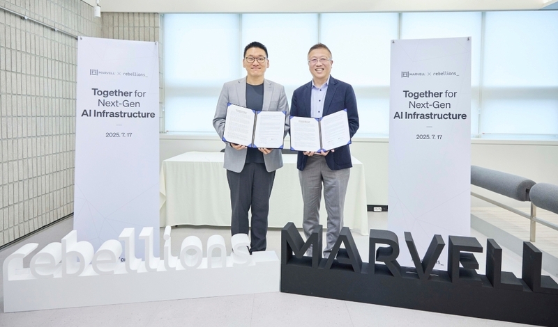 (왼쪽부터) 리벨리온 박성현 대표, 마벨 APAC Sales VP Dylan Lan