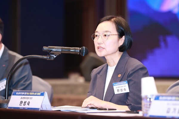 한성숙 중소벤처기업부 장관이 ‘중소기업단체 소통 간담회’에서 모두 발언을 하고 있다. (출처 : 중소벤처기업부)