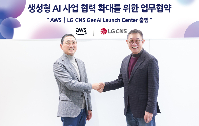 지난 3월 AWS와 생성형 AI 사업 업무협약을 맺은 LG CNS 현신균 사장(오른쪽)