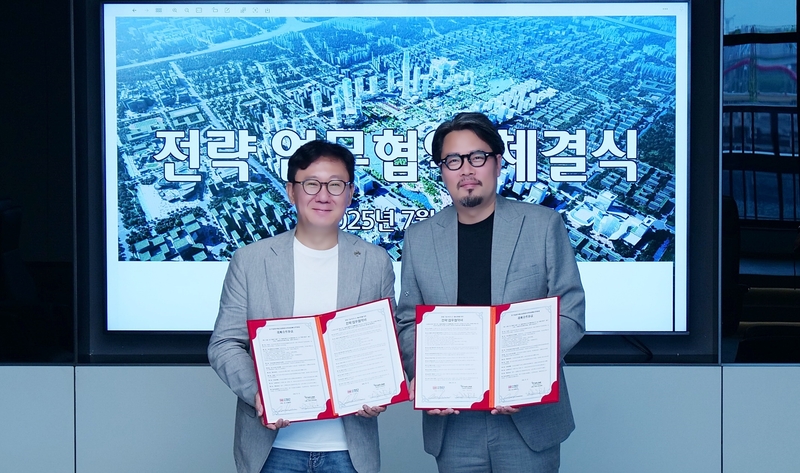 이준원 (주)첨단 대표(좌)와 박상민 스타링크 대표(우)가 한·중 양국의 비즈니스 교류를 촉진하기 위한 미래 비전을 공유했다. (출처 : 헬로티 최재규 기자)