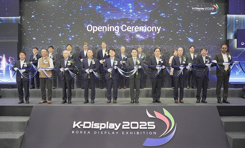제24회 한국디스플레이산업전(K-Display 2025) 주요 내빈이 개막식 현장에서 전시회 출발을 선언했다. (출처 : 헬로티 최재규 기자)