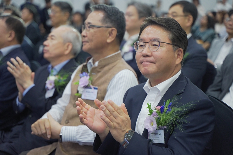 (위에서부터) 문신학 산업통상자원부 차관, 이청 한국디스플레이산업협회장, 이승우 한국디스플레이산업협회 상근부회장이 국내 디스플레이 경쟁력 확보에 뜻을 함께했다. (출처 : 헬로티 최재규 기자)