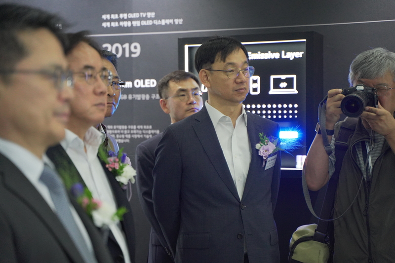 문신학 산업통상자원부 차관, 이청 한국디스플레이산업협회장, 이승우 한국디스플레이산업협회 상근부회장, 정철동 LG디스플레이 사장, 정윤종 한국산업기술기획평가원장 등 '제24회 한국디스플레이산업전(K-Display 2025)' 주요 내빈이 전시장을 순회하고 있다. (출처 : 헬로티 최재규 기자)