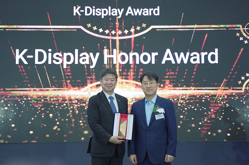 ‘제24회 한국디스플레이산업전(K-Display 2025)’ 개막식과 함께 열린 ‘K-Display 어워드’ 시상식 전경. 이 자리에서 국내 디스플레이 산업 발전에 기여한 우수 기업과 기술을 선정됐다. 산업통상자원부 장관상 6개 업체, 한국디스플레이산업협회장상 6개 업체, K-Display 어너 어워드 1개 업체가 주인공으로 낙점됐다. (출처 : 헬로티 최재규 기자)