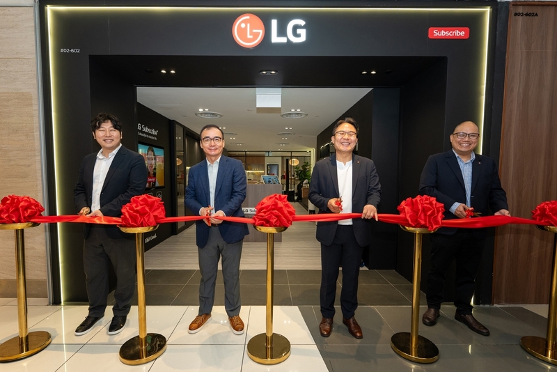 LG전자 관계자들이 싱가포르 구독 전용 브랜드샵 오픈을 기념하고 있다. (출처 : LG전자)