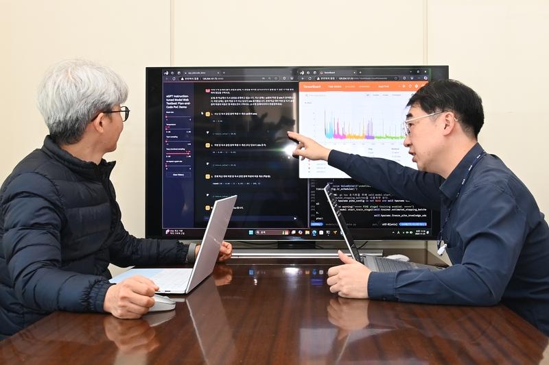 ETRI 연구진이 개념 증명용 데모 시스템을 설명하는 모습 (출처 : ETRI)