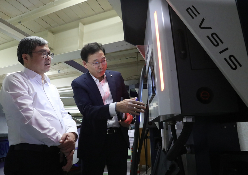 EVSIS 오영식 대표이사가 쯔엉 비엣 중 하노이시 부시장에게 EVSIS 전기차 중전기를 설명하고 있다. (출처 : EVSIS)