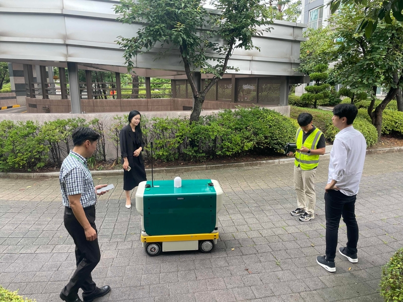 수원시가 전국최초로 ‘지능형로봇방범·택배서비스’실증사업에 대한 현장점검을 진행했다 / 출처 - 수원시 