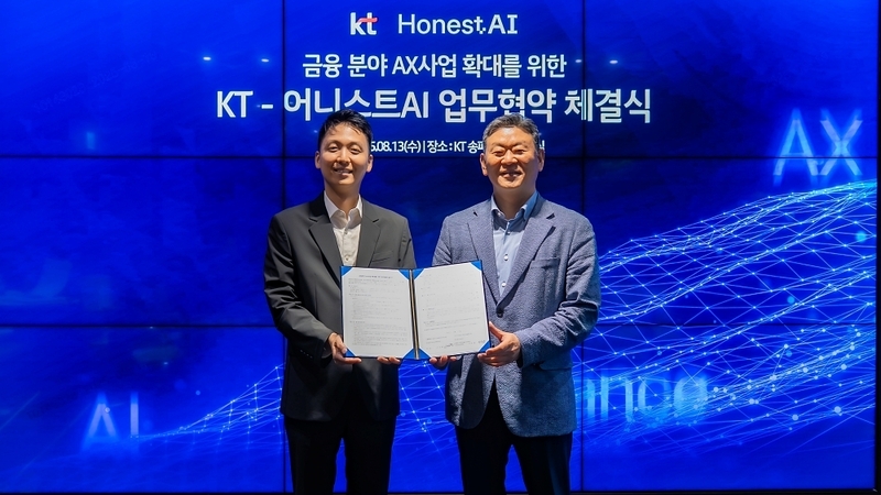 어니스트AI 서상훈 대표(왼쪽)와 안창용 KT 엔터프라이즈 부문장(오른쪽)이 업무협약 서명 이후 포즈를 취하고 있다. (출처:어니스트AI)