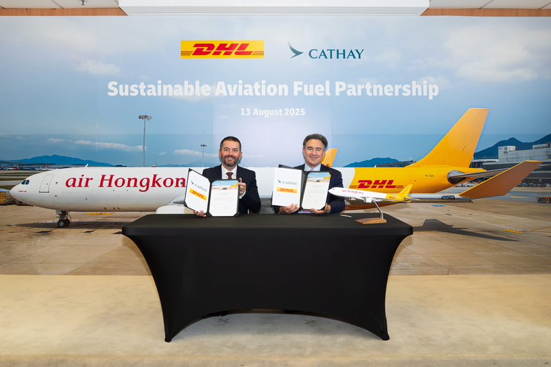 (왼쪽) 피터 바든스 DHL 익스프레스 아시아태평양 네트워크 및 항공 운영 부문 총괄 부사장과 (오른쪽) 톰 오웬 캐세이그룹 항공 화물 디렉터 / 출처 - DHL