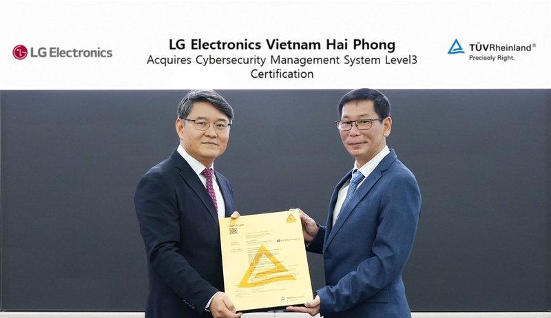 LG전자 문병헌 베트남법인장(왼쪽)과 끼엠 탓 똔 TUV라인란드 베트남 CEO (출처 : LG전자)