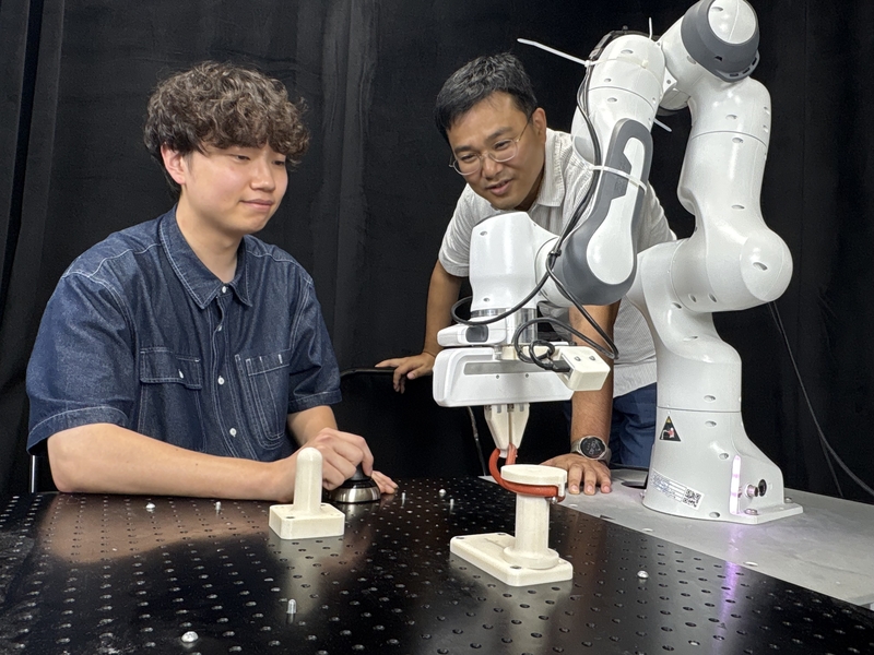 송민석 석사과정(왼쪽), 박대형 교수 (출처 : KAIST)