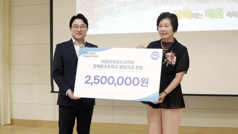 티유브이슈드코리아 서정욱 대표(왼쪽), 압해동초등학교 이봉선 교장 (출처 : 티유브이슈드코리아)