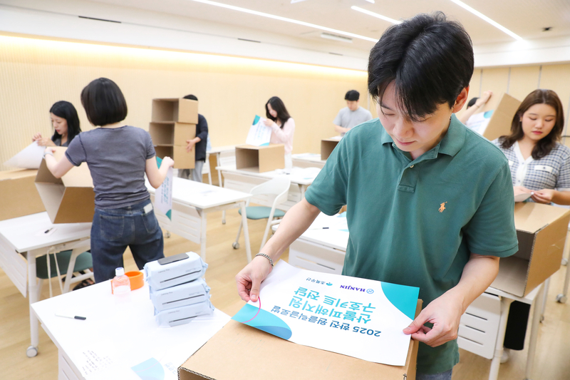 (주)한진 임직원들이 21일 서울시 중구 무교동 소재 초록우산어린이재단 아고라 교육장에서 산불로 피해를 입은 아동가정에 전달하기 위한 구호키트를 포장하고 있다. / 출처 - 한진 