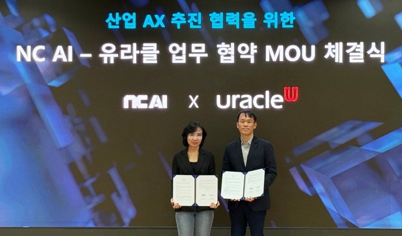 (왼쪽부터) NC AI 이연수 대표와 유라클 권태일 대표