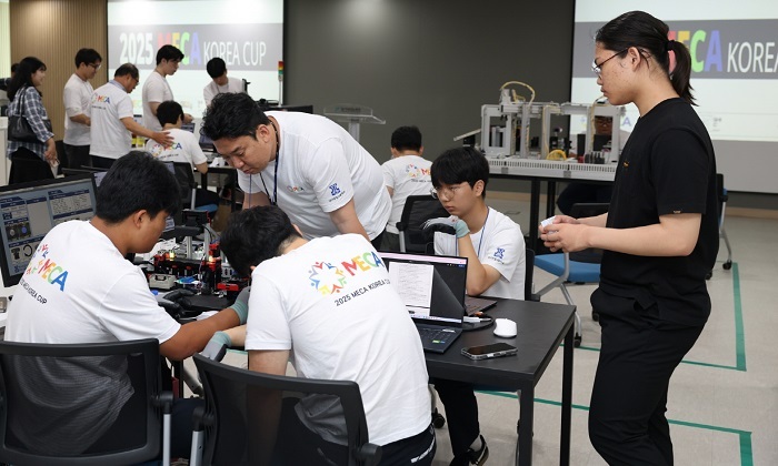 팀을 이뤄 자동화 시스템 데모 설계를 구축하고 있는 참가학생들 (제공: 한국미쓰비시전기오토메이션)
