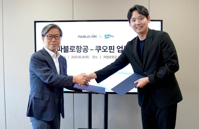 이상훈 쿠오핀 대표(왼쪽)와 김영준 파블로항공 대표가 업무 협약식에서 기념촬영을 하고 있다. (출처 : 파블로항공)