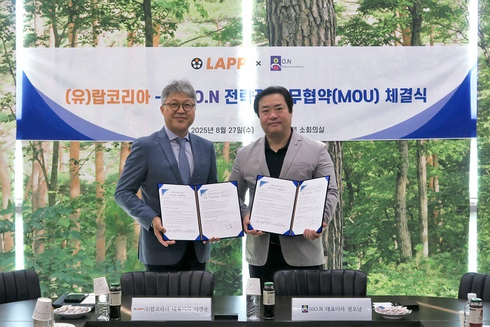오엔 소회의실에서 진행된 MOU 체결식 사진. 왼쪽부터 랍코리아 이광순 대표, 오엔 권오남 대표. (제공: 랍코리아)