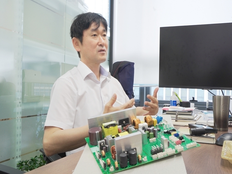 제니스일렉트로닉스 김태우 대표가 인터뷰를 진행하고 있다. (출처:헬로티 최재규 기자) 