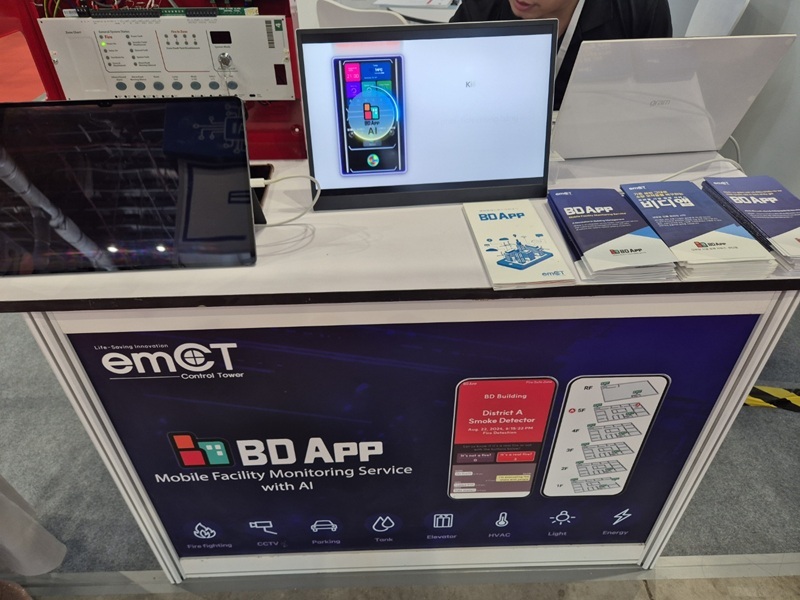 이엠시티(EMC)가 8월 27일부터 29일까지 베트남 빈증에서 개최된 ‘AW베트남 2025’에 참가해, 기존 설비 그대로 사용할 수 있는 모바일 원격관제 서비스 ‘BDApp(비디앱)’과 화재 안전 대응 솔루션 ‘비디앱 화재 안심 구역’을 출품했다. (출처: 헬로티)