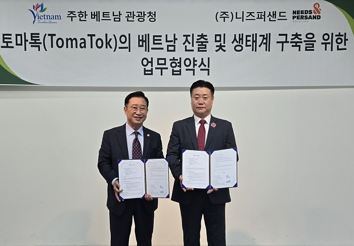 주한 베트남관광청 대표부 리 쓰엉 깐 관광대사(좌)와 니즈퍼샌드 서재남 회장이 MOU 맺고 있다. (제공: 니즈퍼샌드)