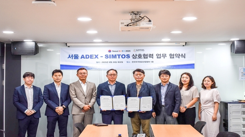 한국공작기계산업협회 김현무 선임본부장(우측 네번째), 한국우주항공산업협회 이강희 ADEX운영본부장(좌측 네번째) (출처:한국공작기계산업협회)