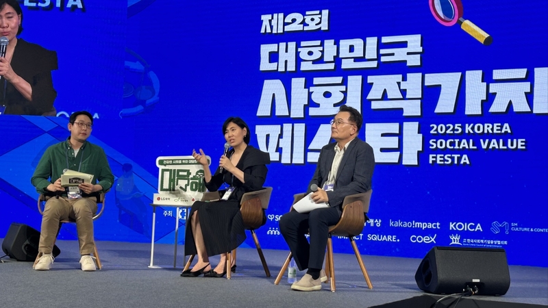 땡스카본 김해원 대표가 ‘2025 대한민국 사회적가치 페스타’에서 열린 ESG 유튜브 ‘대담해’ 연사로 참석해 이야기를 나누고 있다. / 출처 - 땡스카본