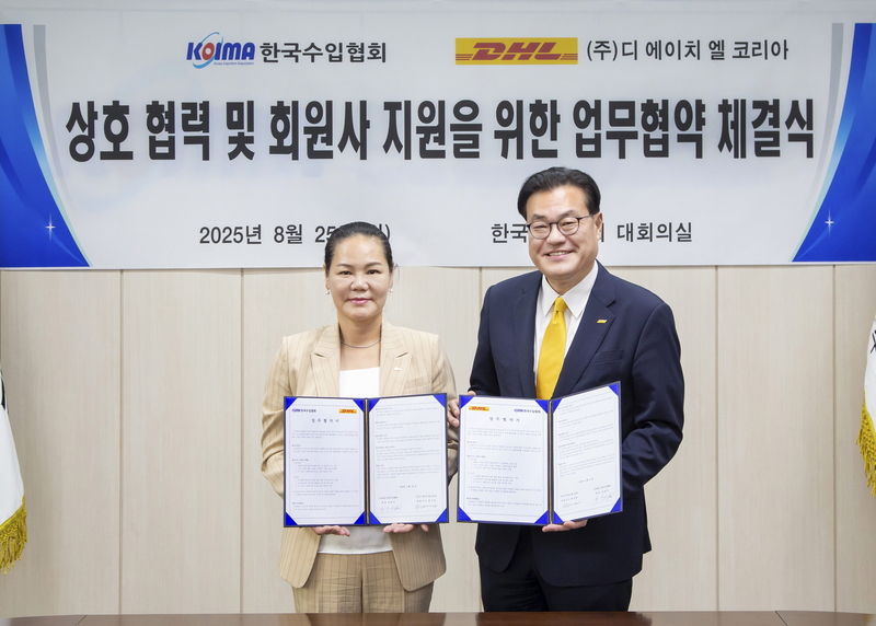 DHL 코리아 한지헌 대표(오른쪽)와 한국수입협회 윤영미 회장(왼쪽) / 출처 - DHL 코리아