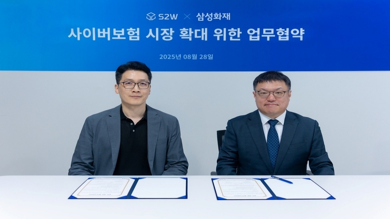 (왼쪽부터) 서상덕 에스투더블유 대표와 백동헌 삼성화재 특종사업단장 (출처:S2W)
