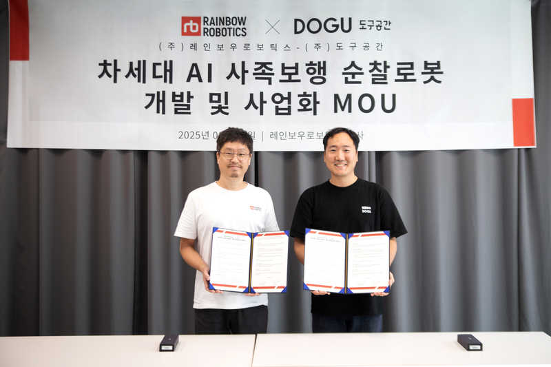 도구공간 김진효 대표와 레인보우로보틱스 이정호 대표가 기념 촬영을 하고 있다.(사진제공-레인보우로보틱스)