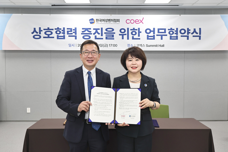 조상현 코엑스 사장(좌측)과 성미숙 한국여성벤처협회 회장(우측)이 업무 협약을 체결하고 기념사진을 촬영하고 있다. / 출처 - 한국여성벤처협회
