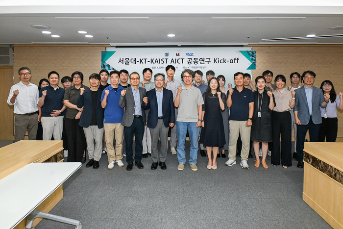 워크숍에 참석한 관계자들이 기념촬영을 하고 있다. (출처 : KT)