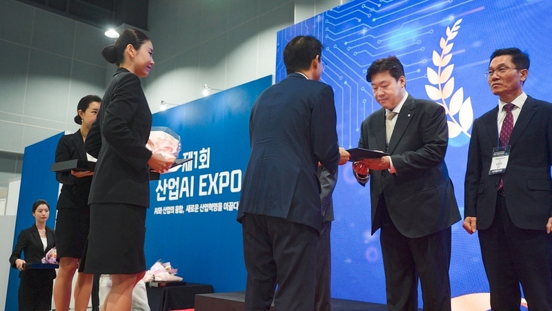 원프레딕트 성민석 부사장이 ‘2025년 산업 디지털 전환 및 인공지능 활용 촉진 유공자 포상’ 수상식에서 수상을 하고 있다. (출처:원프레딕트)