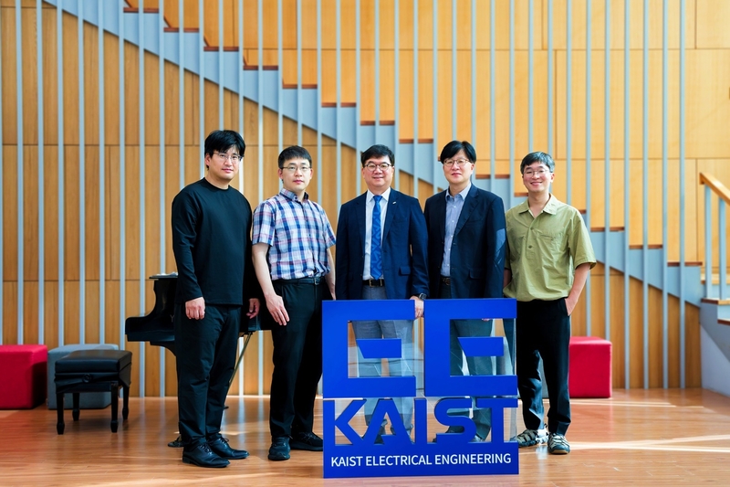 (왼쪽부터)KAIST 최신현, 윤영규, 최성율, 유승협, 김경민 교수 (출처 : KAIST)