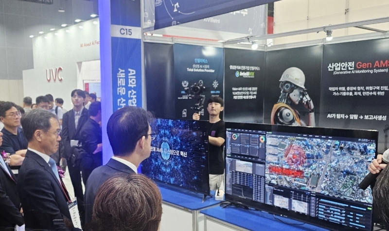 문신학 산업통상자원부 제1차관이 제1회 산업AI EXPO 인텔리빅스 부스에 방문해 ‘산업안전 Gen AMS’ 설명을 듣고 있다.